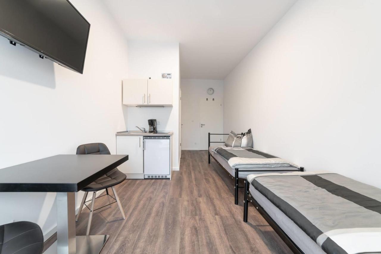 Monteurzimmer Berlin Pankow Mit Dachterrasse - Nur 10 Min. Von Der A10 - 3 Zimmer/ 7 Betten Exterior photo